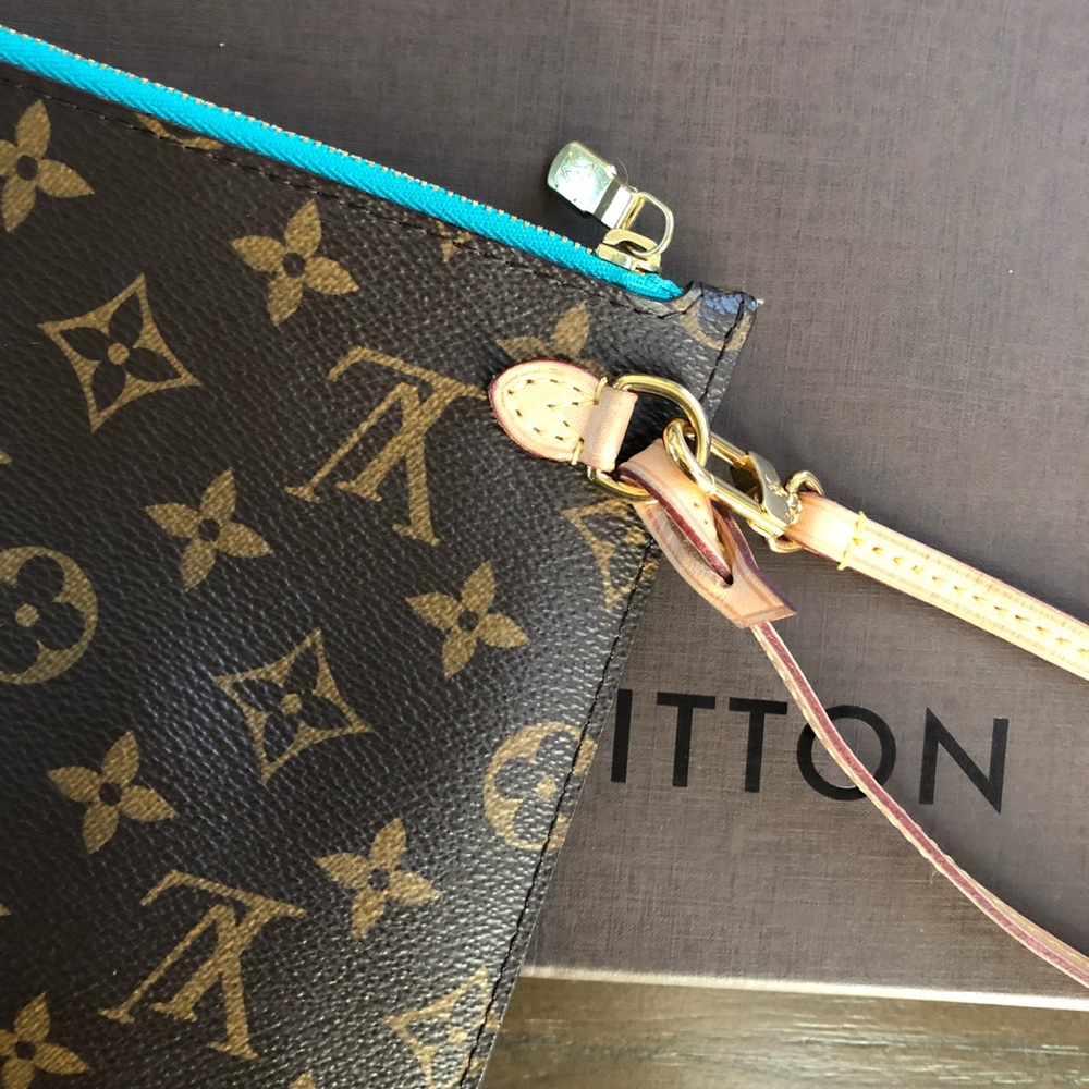 Louis Vuitton Monogram Wristlet Clutch - Picture 4 of 7
